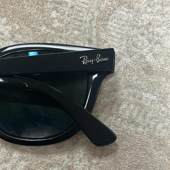 Brand New Ray-Ban Polarized Sunglasses Polished Black w/ Green Lens Round Winged - Picture 10 of 16